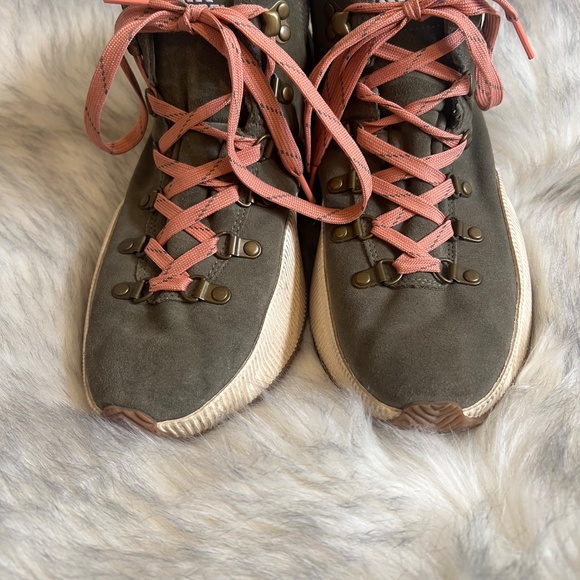 Sorel Women\'s Out N About III Conquest Green Waterproof Suede Hiking Boots